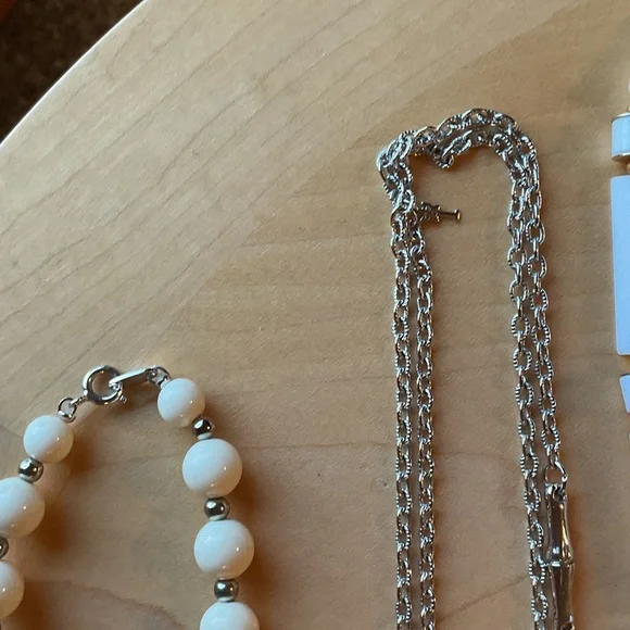 Trifari LOT of Necklaces, Bracelets, Brooch & Clip On Earrings Collection - Picture 4 of 15